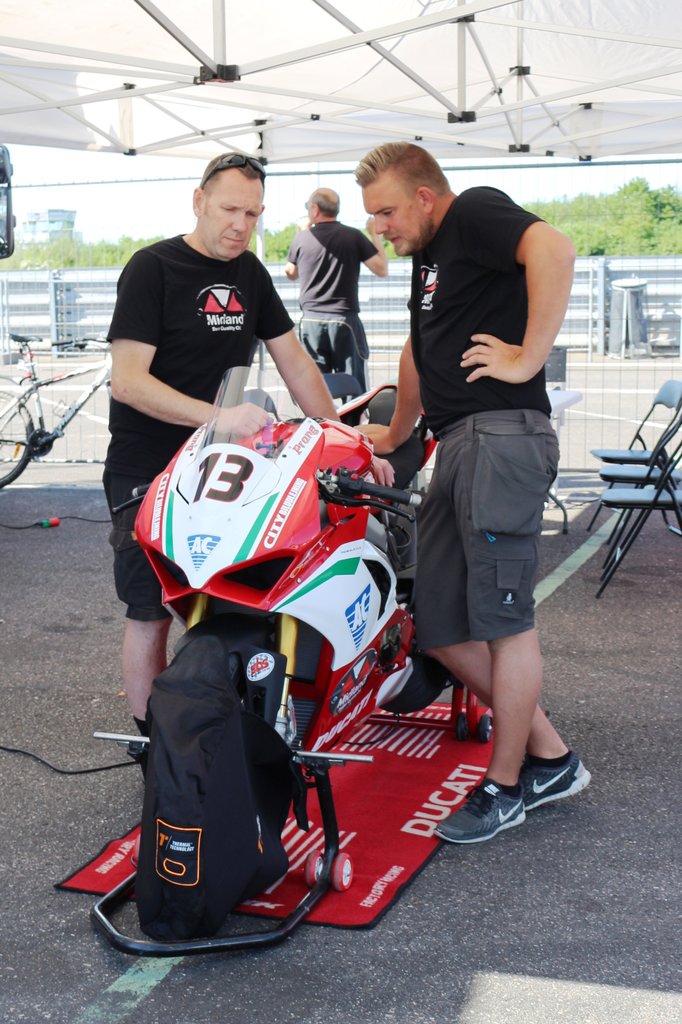 René Prang og mekaniker Jan Friis drøfter opsætning af raceren Ducati Panigale V4 S
(Foto: Erling Prang)